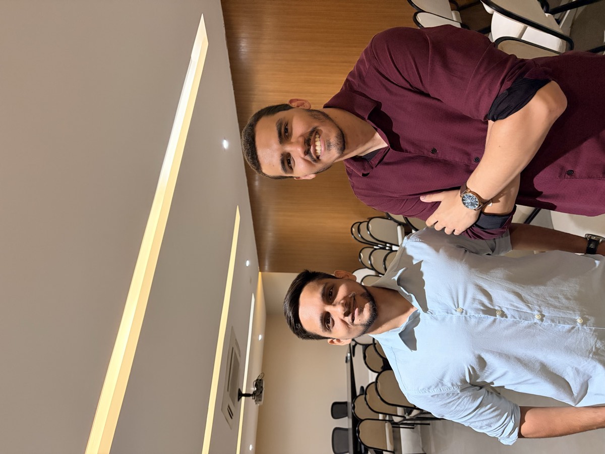 Daniel Cruz e Matheus Teixeira no auditório onde acontece a Oficina opera.aí, em Belém