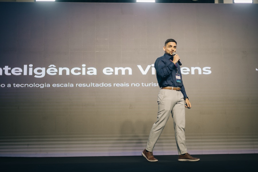Matheus Teixeira palestrando sobre tecnologia aplicada ao turismo