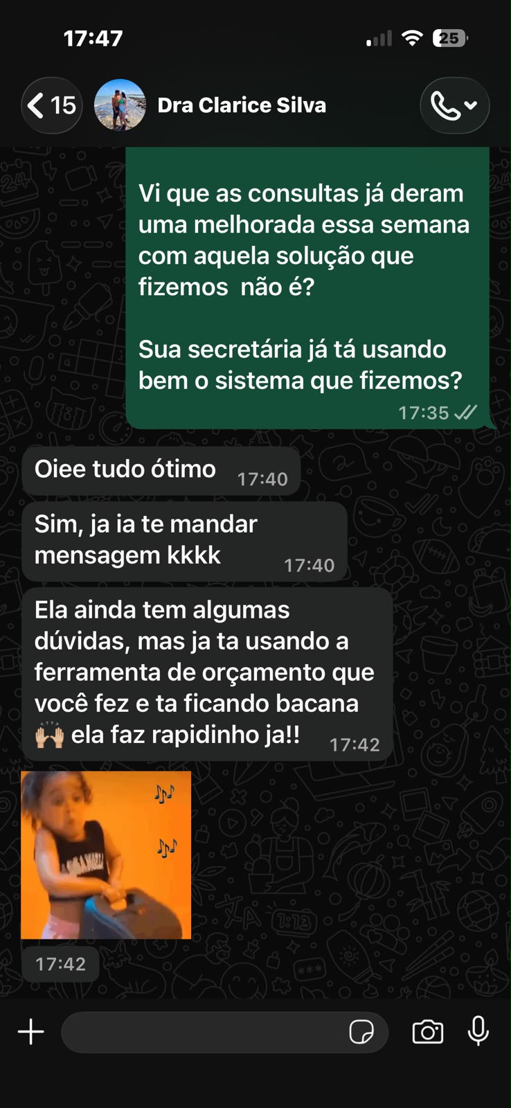 Conversa de WhatsApp com a cliente Dra. Clarice Silva contando que a secretária já usa a ferramenta de orçamento no dia a dia do consultório