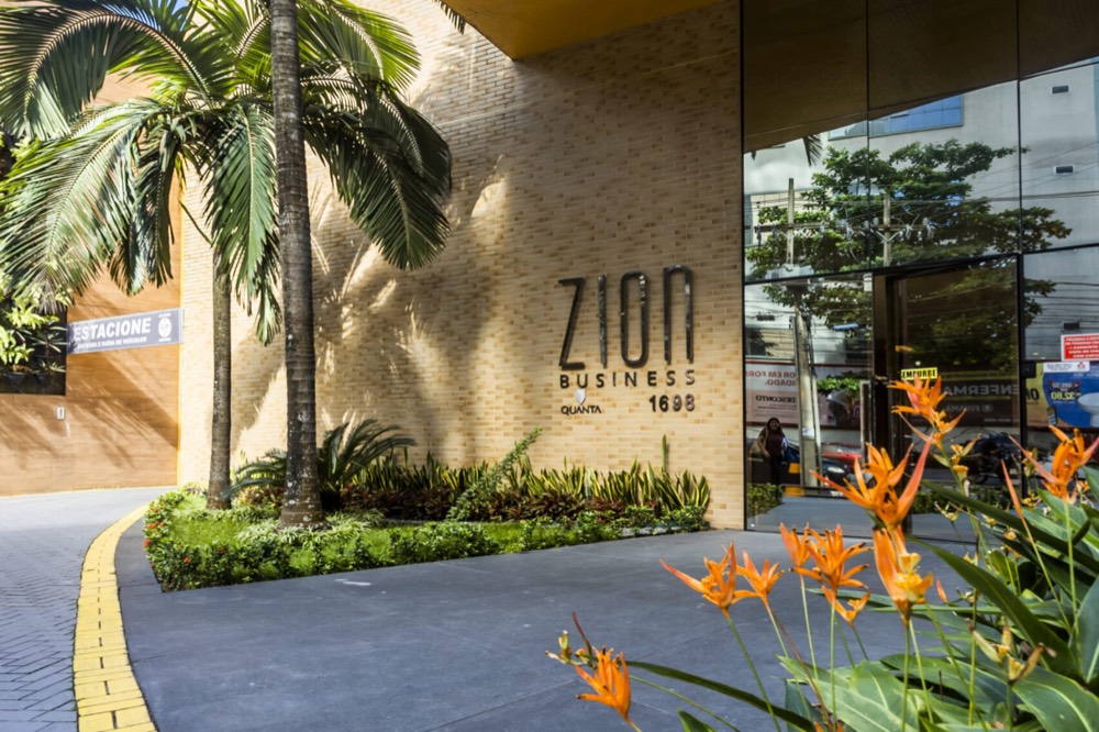 Fachada do Zion Business, na Travessa Dom Romualdo de Seixas, 1698, com a placa ZION BUSINESS na entrada e o acesso ao estacionamento à esquerda